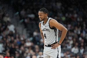 效率太低！福克斯15投仅4中拿9分8助3断 三分4中0