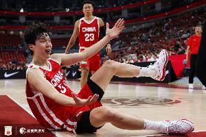 2犯了！杨瀚森首节登场不到3分钟 2投2中拿到4分1板1助