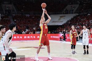 媒体人：当控卫们都掌控不了节奏时 为何不给杨瀚森更多的球权？
