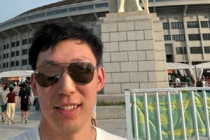 足篮联动！周琦支持同城球队：三里屯国安打卡！