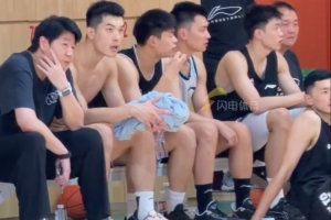 邱彪现场观战山东高速青年队迎战山大男篮教学赛