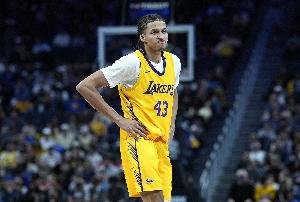 全能得分手！湖人24号秀卡梅隆·卡尔13中7得到18分2板1助1断2帽