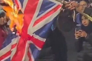 阿根廷球迷焚烧英国国旗，英格兰球迷：烧错旗有点蠢，地理还得学