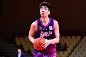 媒体人：有了余嘉豪镇守内线 浙江男篮下个赛季的实力提升不少