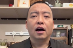解说：不管是在语言还是身体方面 杨瀚森都在一点点地进步